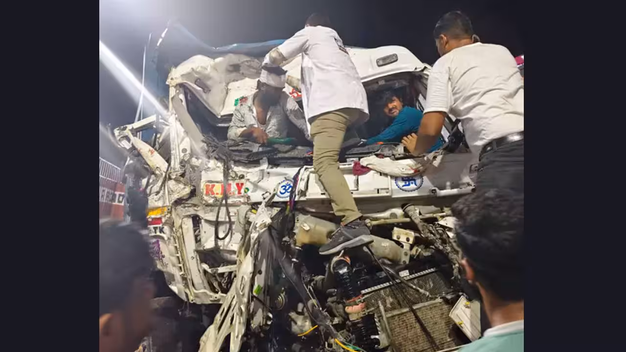 Road Accident | కంటైనర్ను ఢీకొట్టిన టిప్పర్.. క్యాబిన్లో ఇరుక్కుపోయిన డ్రైవర్