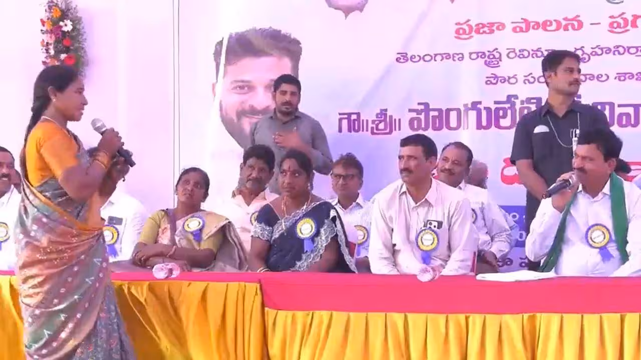 Indiramma Illu | కుమారుడికి లండన్లో జాబ్.. కూతురికి కరెంట్ డిపార్ట్మెంట్లో జాబ్.. తల్లికి ఇందిరమ్మ ఇల్లు