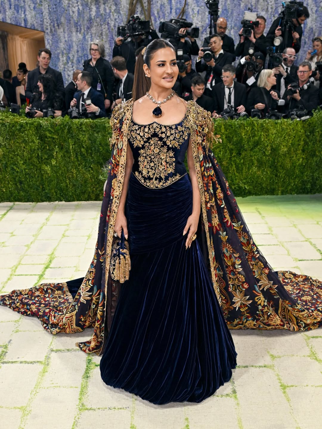 Met Gala 2026 | మెట్ గాలా రెడ్ కార్పెట్పై మెరిసిన ఇండియన్ సెలిబ్రిటీస్ వీళ్లే - Image 2