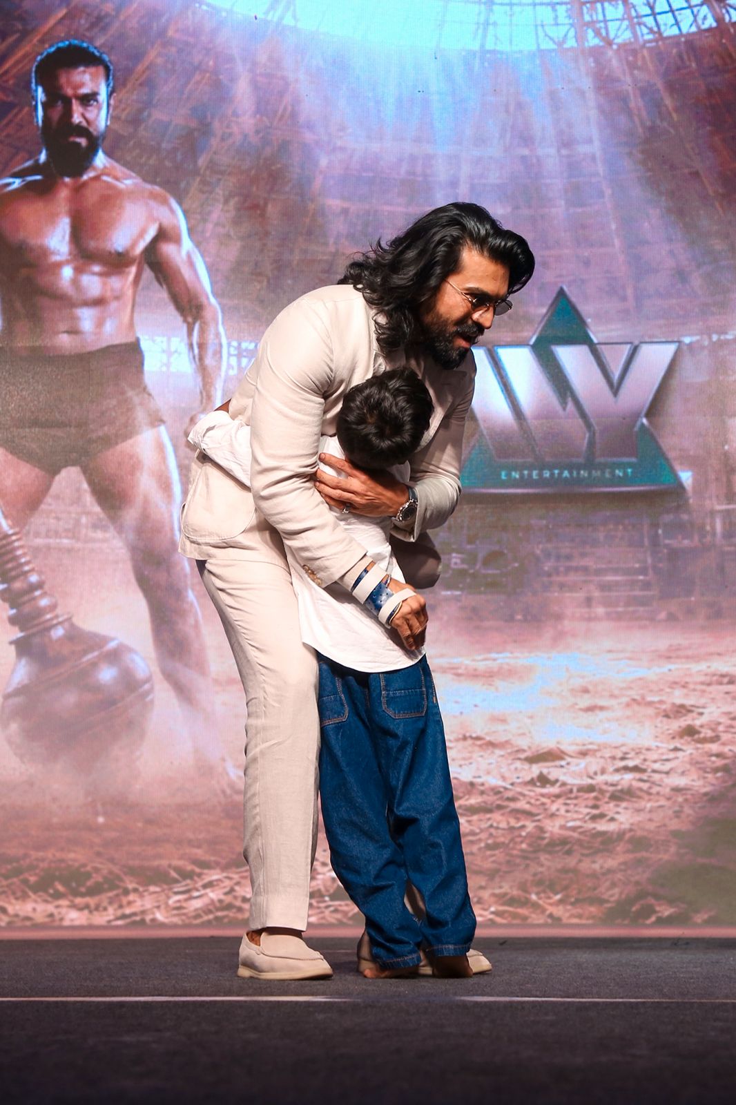 డైరెక్టర్ సుకుమార్ వల్లే పెద్ది సినిమా చేయగలిగానని, తన కెరీర్లోనే వన్ ఆఫ్ ది బెస్ట్ ఫిల్మ్గా ఈ మూవీ నిలుస్తుందని చరణ్ చెప్పారు.