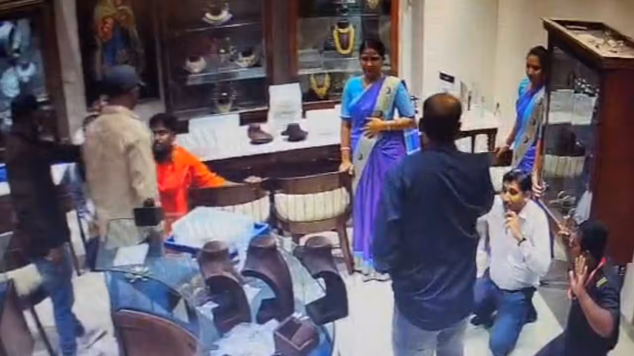 PMJ Jewellers | కరీంనగర్ పీఎంజే జ్యువెలరీ షాపులో చోరీ.. సీసీటీవీ ఫుటేజీ విడుదల