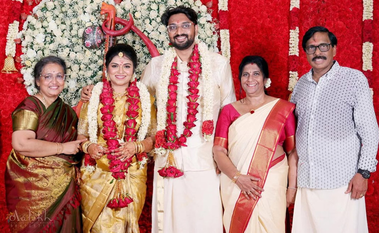 వాలాత్తీ పేరుతో దేవన్ జయకుమార్ మలయాళంలో ఓ సినిమా చేశారు. ఆ మూవీకి రవీనా రవి డబ్బింగ్ చెప్పింది. ఆ టైమ్లోనే వీరిద్దరి మధ్య మొదలైన పరిచయం ప్రేమగా మారిందట.