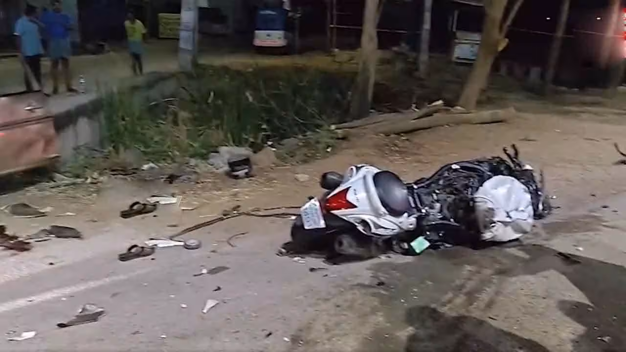 Road Accident | కారును ఢీకొట్టిన స్పోర్ట్స్ బైక్.. ఐదుగురు మృతి