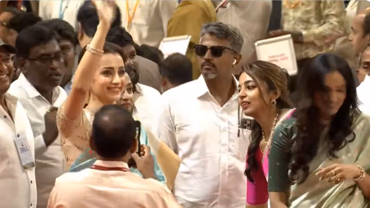 Trisha Krishnan | సీఎంగా విజయ్ ప్రమాణ స్వీకారోత్సవం.. ప్రత్యేక ఆకర్షణగా త్రిష.. వీడియో
