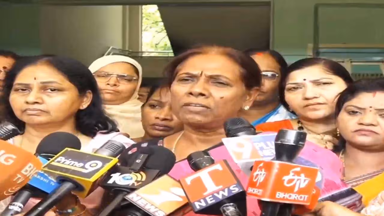 Tula Uma | బండి సంజయ్.. నీ కొడుకును పోలీసులకు అప్పజెప్పు : తుల ఉమా డిమాండ్
