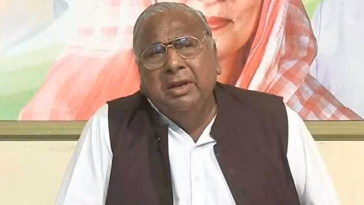 V Hanumantha Rao | బీసీలు ఎదగడం మోదీకి ఇష్టం లేదు : వీహెచ్