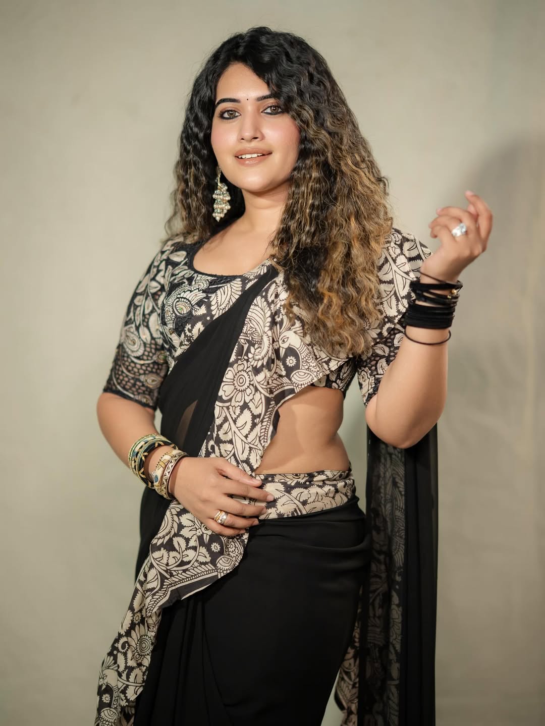 Sravanthi Chokkarapu | కలర్ ఫుల్ డ్రెస్లో యాంకర్ స్రవంతి - Image 6