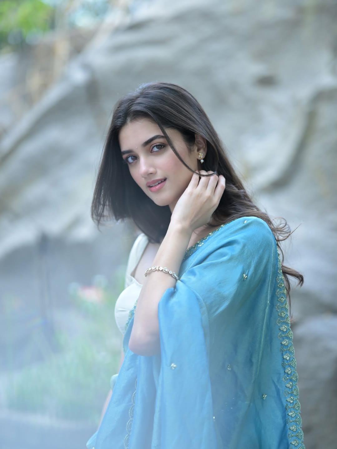 Bhagyashri Borse | ట్రెడిషనల్ లుక్లో లెనిన్ హీరోయిన్ – చీరలో అందాలు అదుర్స్ - Image 8