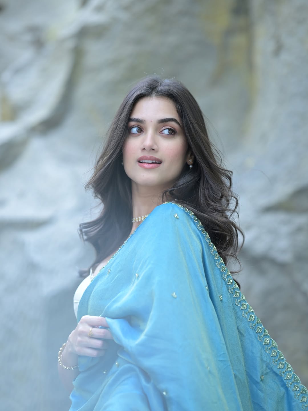 Bhagyashri Borse | ట్రెడిషనల్ లుక్లో లెనిన్ హీరోయిన్ – చీరలో అందాలు అదుర్స్ - Image 7
