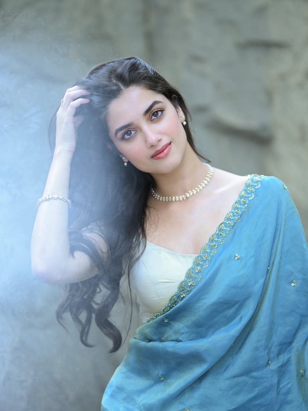 Bhagyashri Borse | ట్రెడిషనల్ లుక్లో లెనిన్ హీరోయిన్ – చీరలో అందాలు అదుర్స్ - Image 6