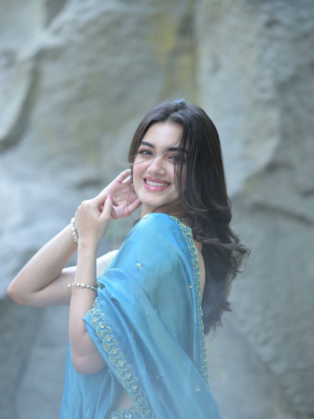 Bhagyashri Borse | ట్రెడిషనల్ లుక్లో లెనిన్ హీరోయిన్ – చీరలో అందాలు అదుర్స్ - Image 5