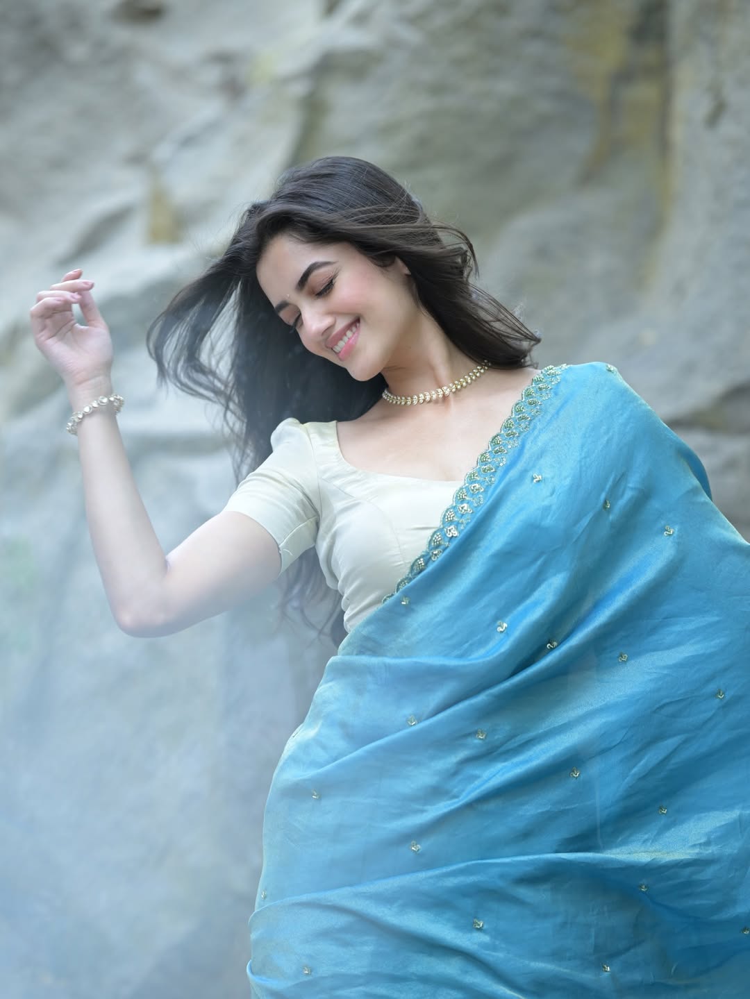 Bhagyashri Borse | ట్రెడిషనల్ లుక్లో లెనిన్ హీరోయిన్ – చీరలో అందాలు అదుర్స్ - Image 3
