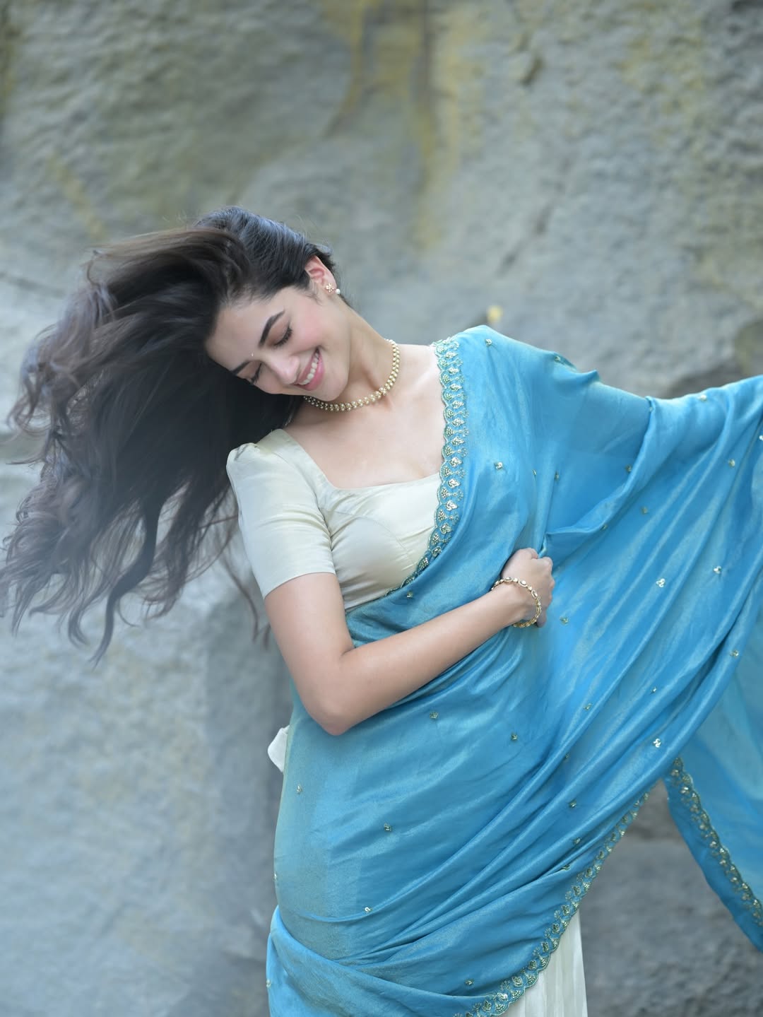 Bhagyashri Borse | ట్రెడిషనల్ లుక్లో లెనిన్ హీరోయిన్ – చీరలో అందాలు అదుర్స్ - Image 2