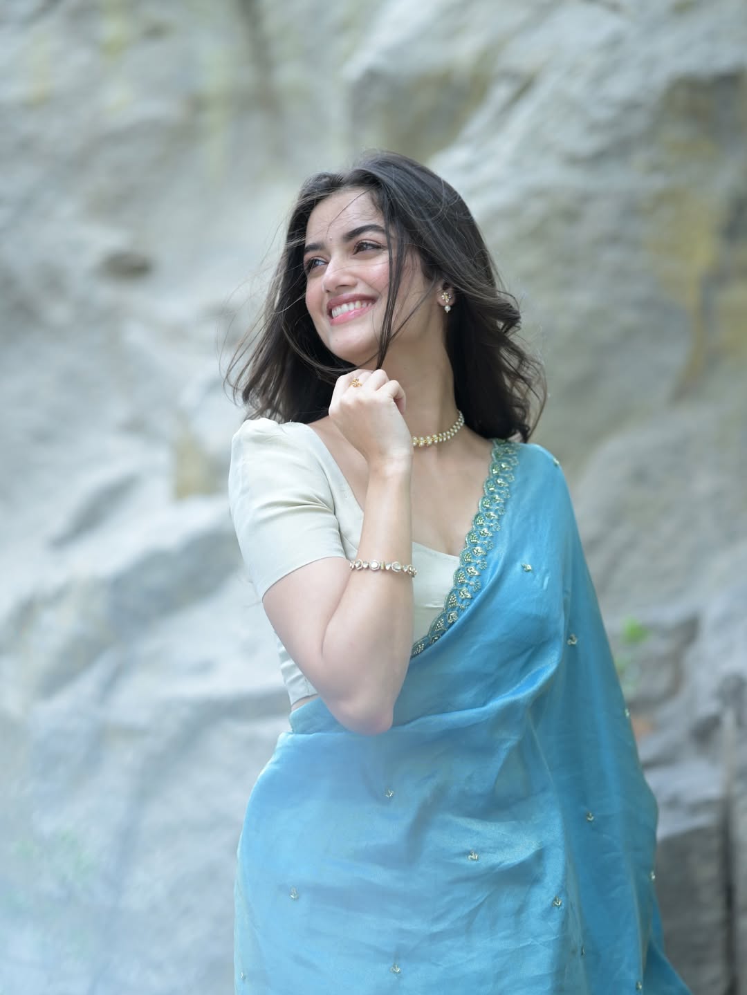Bhagyashri Borse | ట్రెడిషనల్ లుక్లో లెనిన్ హీరోయిన్ – చీరలో అందాలు అదుర్స్ - Image 1