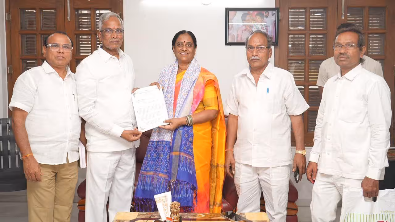 Handloom Shawls | భక్తులకు చేనేత శాలువాలనే ఇవ్వండి.. మంత్రి కొండా సురేఖకు గజం అంజయ్య విజ్ఞప్తి