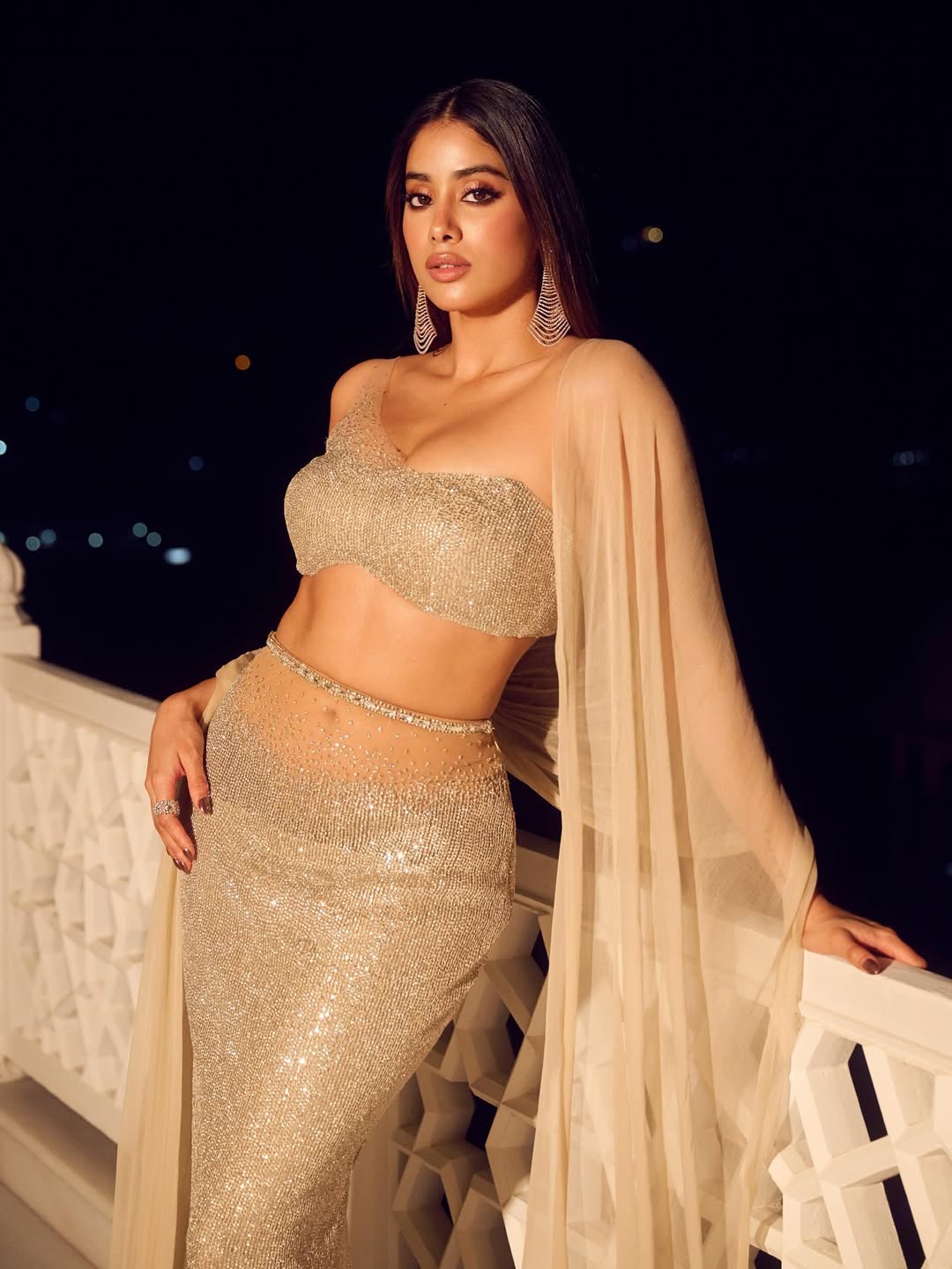 జాన్వీ స్పందిస్తే ఈ వివాదం ఇంత పెద్దది అయ్యేది కాదని మేకర్స్ అనుకుంటున్నారట. ఆమె తీరుపై కోపంగా ఉన్నారని, అందుకే సక్సెస్ సెలబ్రేషన్స్లో జాన్వీ పేరు ప్రస్తావించలేదని అంటున్నారు.